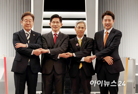 더불어민주당 이재명·국민의힘 김문수·민주노동당 권영국·개혁신당 이준석 대선후보가 23일 서울 영등포구 여의도 KBS 스튜디오에서 열린 제21대 대선 2차 후보자 토론회 시작에 앞서 기념 촬영하고 있다. 2025.5.23 [국회사진기자단] [사진=연합뉴스]