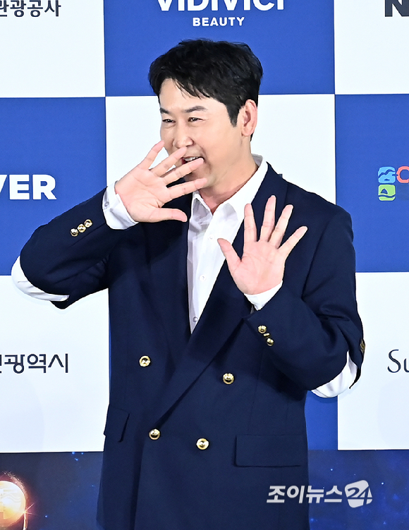 개그맨 신동엽이 25일 오전 서울 영등포구 CGV 여의도에서 열린 청룡시리즈어워즈 핸드프린팅 행사에서 포토타임을 갖고 있다. [사진=곽영래 기자]