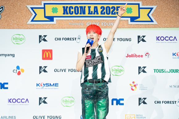 그룹 샤이니 키가 지난 1일(현지시간)부터 3일까지 미국 로스앤젤레스 크립토닷컴 아레나에서 열린 K-팝 팬&아티스트 페스티벌 '케이콘 엘에이 2025(KCON LA 2025)' 레드카펫 행사에 참석해 포즈를 취하고 있다. [사진=CJ ENM]