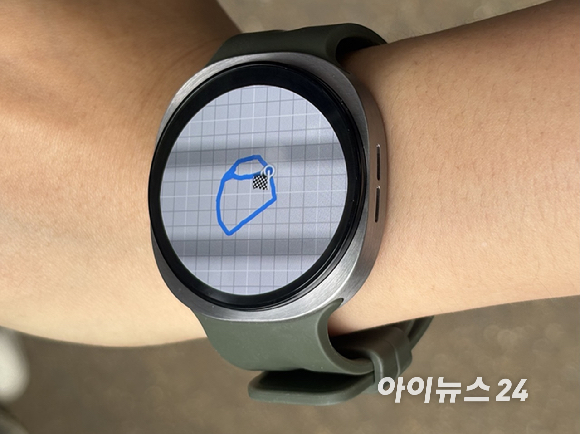 미국 피트니스 유튜버 불리주스가 갤럭시 워치를 차는 제품. [사진=권서아 기자]