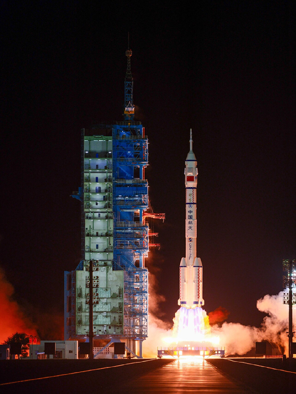 선저우 21호 우주선과 3명의 우주 비행사 승무원을 태운 창정-2F 운반 로켓이 중국 북서부 고비 사막에 있는 주취안 위성 발사 센터에서 이륙하고 있다. [사진=연합뉴스]