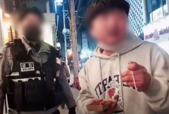 청주 일대 음식점과 노래연습장 등을 돌며 업주 영업을 방해한 유튜버가 실형을 선고받았다. [사진=A씨 유튜브 캡처]