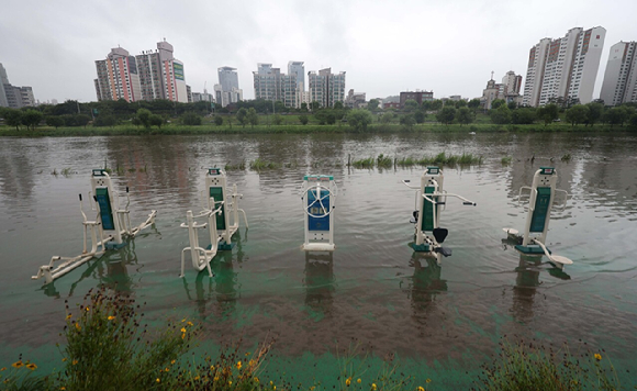 지난 2일 서울 성북구 월릉교 인근 중랑천 시설물 일부가 장맛비로 불어난 물에 잠겨있다. [사진=뉴시스]