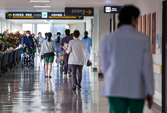 의대정원 확대로 정부와 의사 간 갈등이 장기화되고 있는 가운데 서울시내 대학병원에서 의료진이 이동하고 있다. [사진=뉴시스]