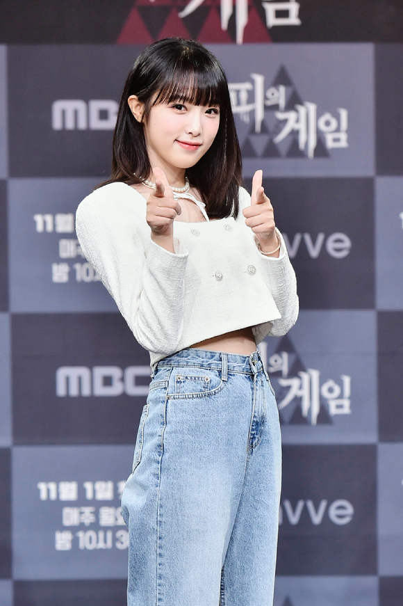 MBC 새 예능프로그램 '피의 게임' 제작발표회가 진행돼 최예나가 포즈를 취하고 있다. [사진=MBC]