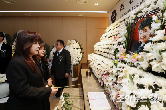 11일 오전 서울 동작구 중앙대병원 장례식에서 열린 원로가수 고 현미 영결식에서 가수 노사연이 헌화하고 있다. [사진=김성진 기자]