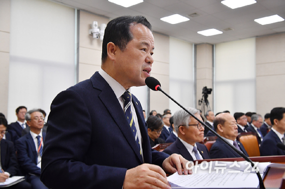 위철환 중앙선관위원장 직무대행이 26일 국회 행정안전위원회에서 열린 행정안전부, 중앙선거관리위원회 등에 대한 국정감사에서 인사말을 하고 있다. [사진=곽영래 기자]