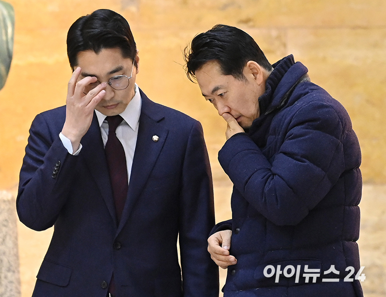 송석준 국민의힘 의원이 17일 서울 여의도 국회에서 열린 의원총회에서 공개 발언 요청을 하고 있다. [사진=곽영래 기자]