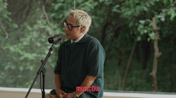 윤종신의 &lsquo;지친 하루&rsquo; 라이브 클립 영상 화면. [사진=뮤직카우]