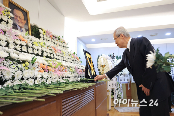 김종인 전 국민의힘 비상대책위원장이 28일 서울 종로구 서울대학교병원 장례식장에 마련된 고 이해찬 전 국무총리의 빈소에서 조문을 하고 있다. [사진=사진공동취재단]