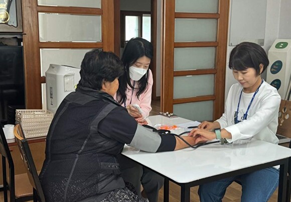 용인특례시 마북동 직원들이 경로당을 찾아 어르신의 혈압을 체크하고 있다. [사진=마북동 행정복지센터]