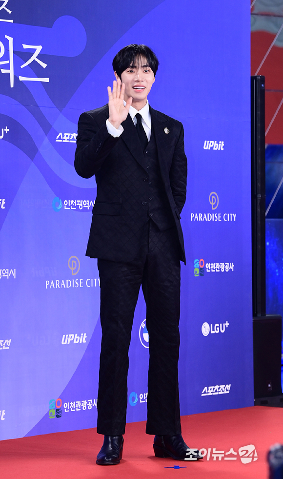 배우 추영우가 18일 오후 인천광역시 파라다이스 시티에서 열린 제4회 청룡시리즈어워즈 레드카펫 행사에 참석하고 있다. [사진=정소희 기자]