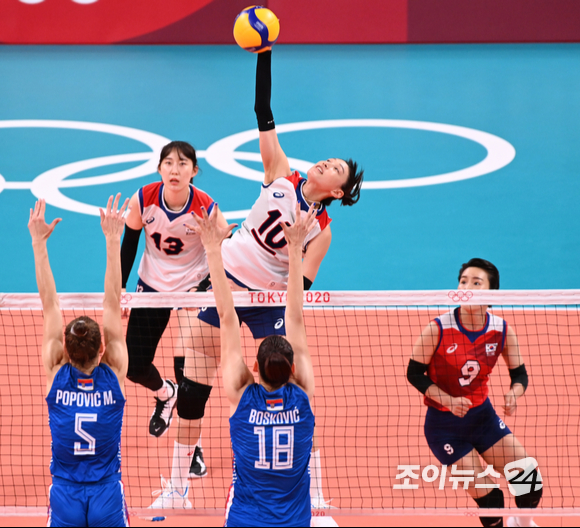 8일 오전 일본 도쿄 아리아케 아레나에서 '2020 도쿄올림픽' 여자 배구 동메달 결정전 대한민국과 세르비아의 경기가 펼쳐졌다. 한국 김연경이 스파이크를 하고 있다.