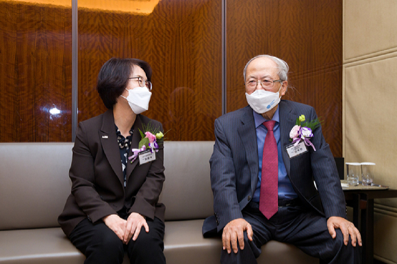 임혜숙 과학기술정보통신부 장관(왼쪽)이 3일 오후 서울 중구 웨스틴조선호텔에서 열린'2021 세종과학기술인대회' 에 참석해 권욱현 서울대학교 명예교수와 대화를 나누고 있다. [사진=과기정통부]