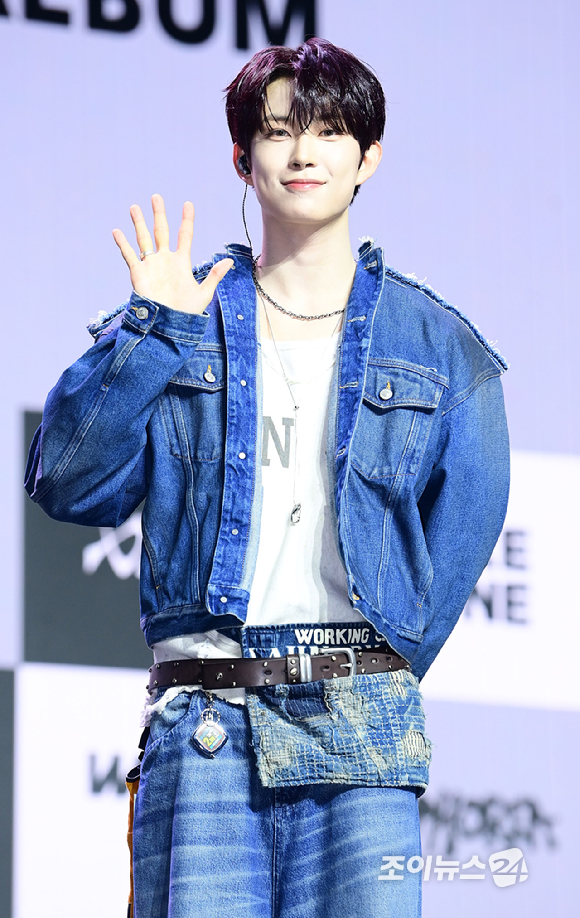 그룹 알파드라이브원 건우가 12일 오후 서울 용산구 블루스퀘어 SOL트래블홀에서 열린 알파드라이브원(ALPHA DRIVE ONE) 첫 번째 데뷔 미니 1집 'EUPHORIA'(유포리아) 발매 기념 쇼케이스에 참석하고 있다. [사진=정소희 기자]