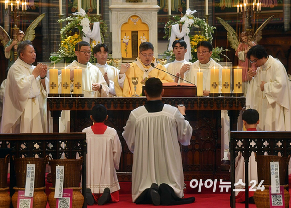 20일 부활절을 맞아 서울 명동 성당에서 열린 예수 부활 대축일 미사에 참석한 신자들이 경건한 마음으로 미사를 드리고 있다. [사진=사진공동취재단]