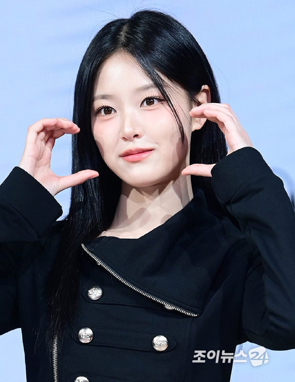 밴드 레이턴시 현진이 18일 오후 서울 마포구 상암동 쇼킹케이팝센터에서 열린 레이턴시(LATENCY) 첫 미니앨범 '레이트 오'클락'(LATE O'CLOCK) 쇼케이스에서 포토타임을 갖고 있다. [사진=정소희 기자]