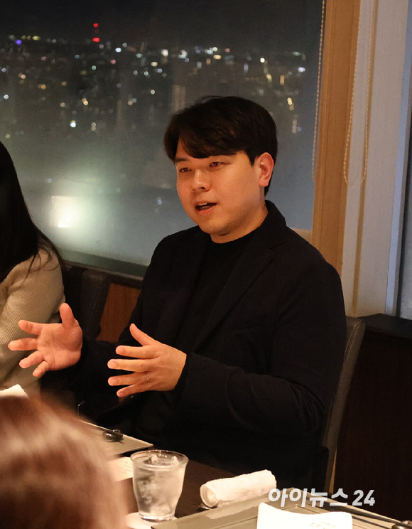 이세영 뤼튼테크놀로지스 대표가 20일 오후 일본 도쿄에서 한국 기자들과 간담회를 진행하고 있다. [사진=뤼튼테크놀로지스]