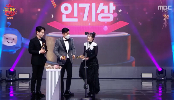 키, 산다라박, 김종민이 '2021 MBC 방송연예대상' 인기상을 수상했다. [사진=MBC방송화면 캡처 ]