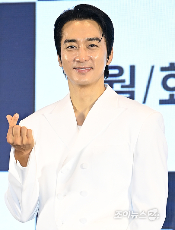 배우 송승헌이 12일 오후 서울 구로구 더 세인트에서 열린 지니 TV '금쪽같은 내 스타' 제작발표회에서 포토타임을 갖고 있다. [사진=곽영래 기자]