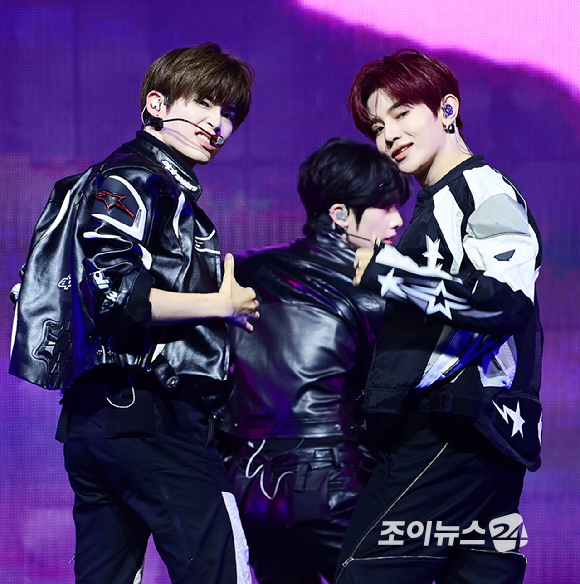 그룹 제로베이스원 성한빈과 장하오가 1일 오후 서울 용산구 한남 블루스퀘어에서 열린 제로베이스원(ZEROBASEONE) 정규 1집 '네버 세이 네버(NEVER SAY NEVER)' 쇼케이스에 참석해 멋진 무대를 선보이고 있다. [사진=정소희 기자]