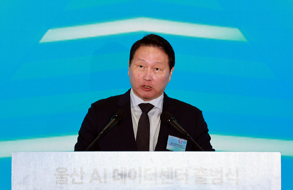 재명 대통령이 20일 울산전시컨벤션센터에서 열린 인공지능(AI) 글로벌 협력 기업 간담회에서 발언하고 있다. 왼쪽부터 최태원 SK그룹 회장, 이 대통령, 김두겸 울산광역시장. 2025.6.20 [사진=연합뉴스]
