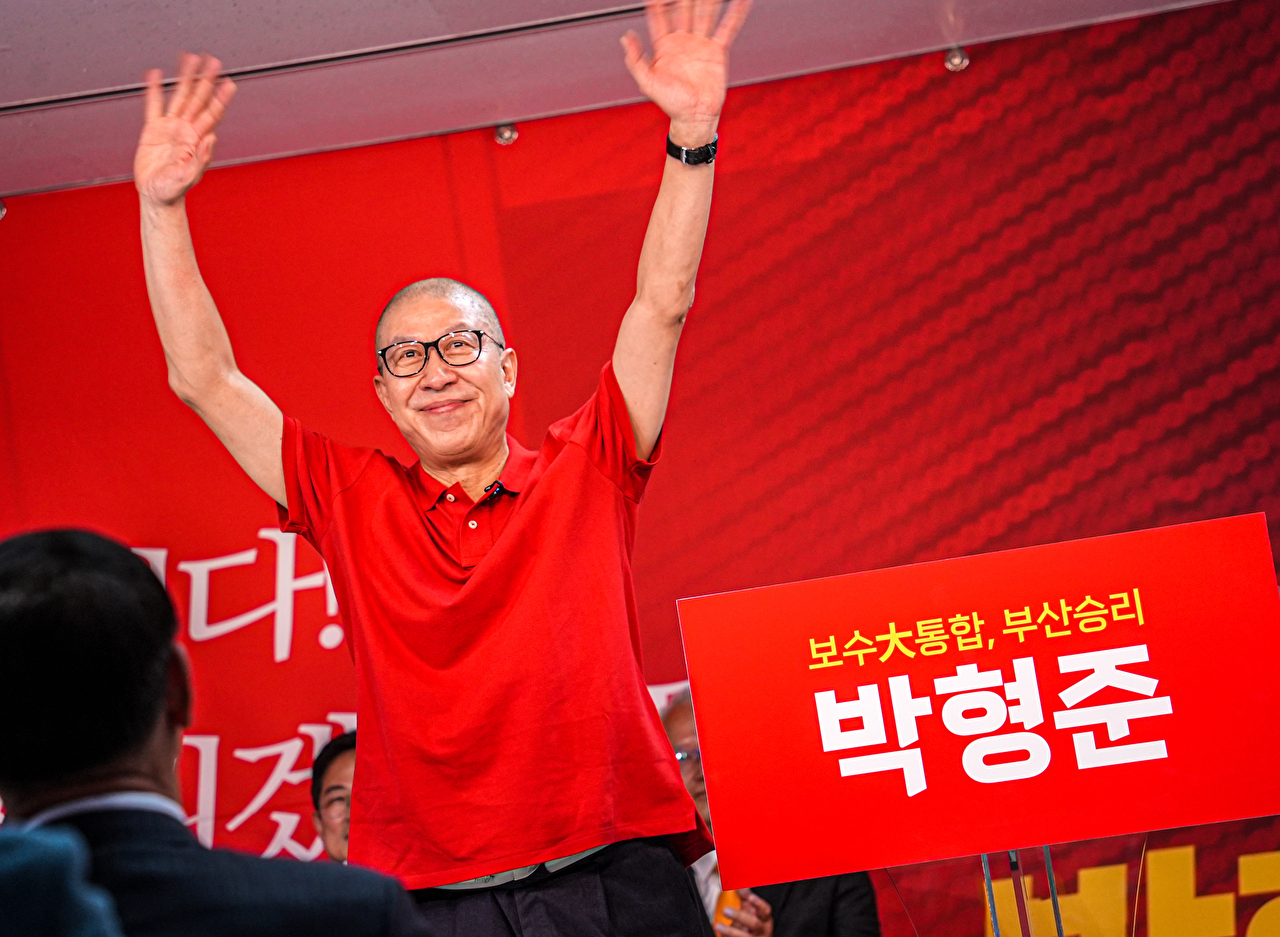 3선에 도전하는 박형준 부산시장이 지난 3월 28일 부산진구 부전동의 한 빌딩에서 경선 사무소 개소식을 열고 지지자들에게 두 손을 흔들고 있다. [박형준 시장 경선 캠프 제공] 2026.3.28 [사진=연합뉴스]