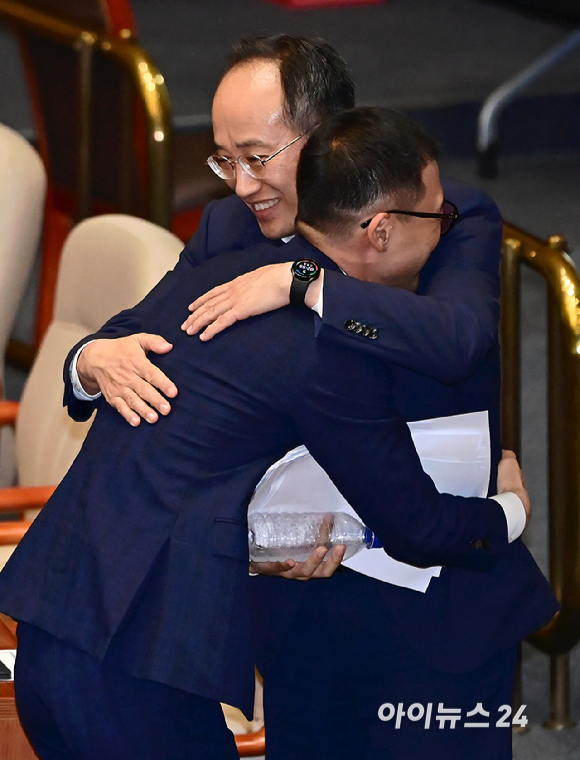 국민의힘 추경호 원내대표가 2일 오후 국회 본회의에서 무제한 토론을 마친 김상욱 의원을 격려하고 있다. [사진=곽영래 기자]