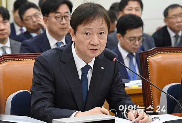 이찬진 금융감독원장이 27일 서울 여의도 국회에서 열린 정무위원회의 종합감사에서 위원 질의에 답하고 있다. [사진=곽영래 기자]