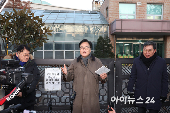 우원식 국회의장이 3일 서울 여의도 국회에서 열린 ‘그날 12.3 다크투어’에서 직접 도슨트로 나서 시민들에게 월담한 곳을 안내하고 있다. [사진=곽영래 기자]