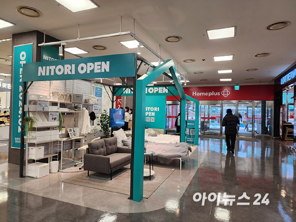 니토리와 홈플러스 관계자들이 2호점 오픈 기념 커팅식을 하고 있다. 신지원 니토리코리아 점포운영부 본부장, 오누키 케이고 니토리코리아 대표이사, 타케다 마사노리 니토리코리아 회장, 조주연 홈플러스 대표, 고영선 홈플러스 전무, 임재흥 홈플러스 전무(왼쪽부터)가 참석했다. [사진=구서윤 기자]