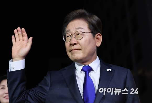 당선이 확실시된 이재명 더불어민주당 대통령 후보가 4일 서울 여의도 더불어민주당 당사에 들어서며 손을 흔들고 있다. [사진=곽영래 기자]