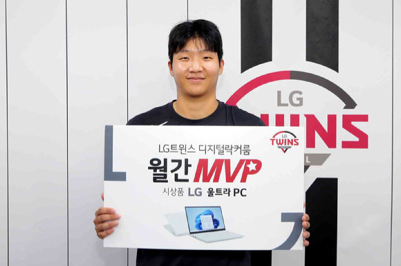 LG 트윈스 문보경(내야수)이 팬 선정 7월 MVP에 이름을 올렸다. 그는 지난 4, 6월에 이어 세 번째 수상이다. [사진=LG 트윈스]