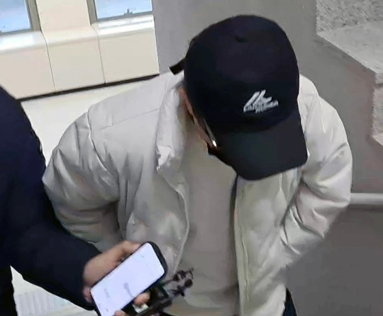 지적장애인 자매를 성폭행하거나 강제추행한 혐의를 받는 충북 옥천의 한 장애인 야학 교장이 17일 오후 청주지법 영동지원에서 열리는 구속 전 피의자 심문(영장실질심사)에 출석하고 있다. 2025.12.17 [사진=연합뉴스]