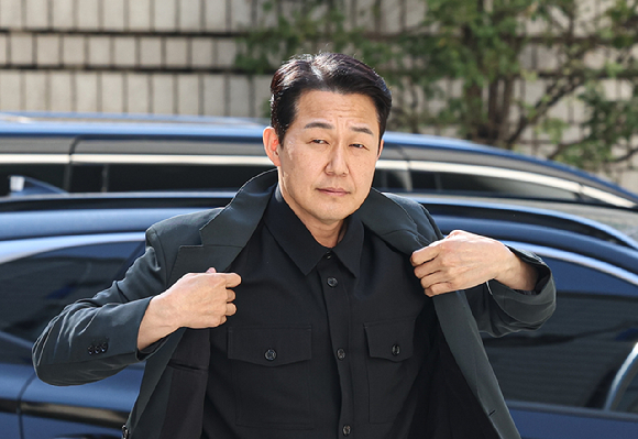 배우 박성웅이 8일 오후 서울 서초구 서울중앙지방법원에서 열린 임성근 전 해병대 1사단장의 국회증언감정법 위반 사건 관련 공판에 증인으로 출석하고 있다. [사진=사진공동취재단] [사진=곽영래 기자]