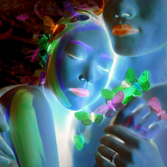 고민정 의원이 남편과 함께 모델이 됐다고 알려진 고상우 사진작가의 '물질이 아닌 사랑이 충만한 세상' 전시작 '꽃들의 대화' [사진=갤러리 선컨템포러리 홈페이지]