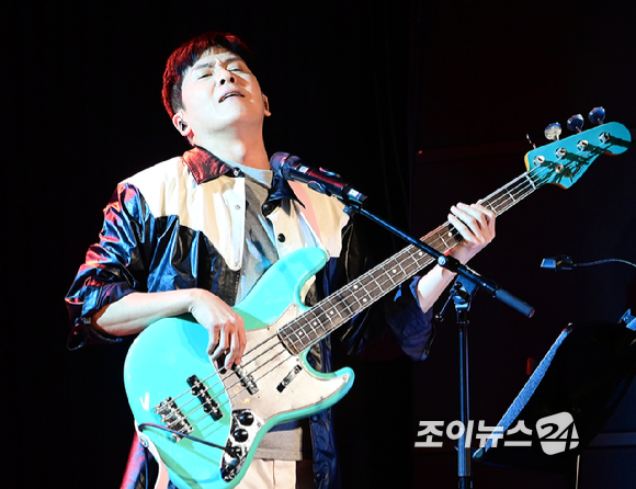 아묻따밴드 홍경민이 12일 오후 서울 동숭동 SA홀에서 열린 첫 디지털 싱글 '알고 있잖아' 발매 기념 쇼케이스에 참석해 무대를 선보이고 있다. [사진=정소희 기자]