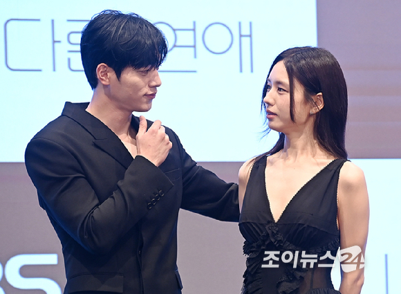 배우 서강준 안은진이 7일 오후 서울 구로구 신도림동 더 세인트에서 열린 KBS 2TV 토일 미니시리즈 '너 말고 다른 연애' 제작발표회에서 포토타임을 갖고 있다. [사진=곽영래 기자]