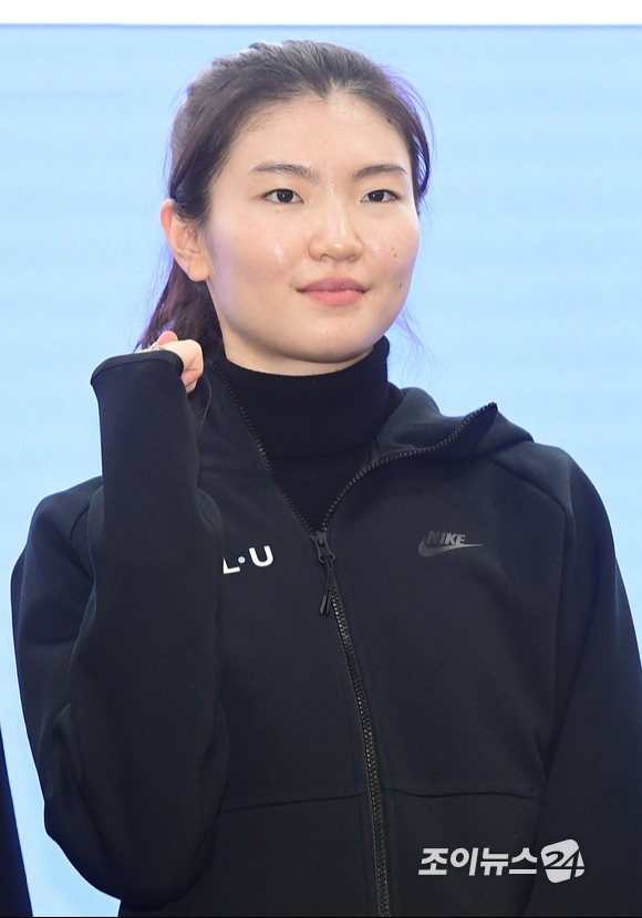 배우 최진혁이 17일 온라인으로 진행된 KBS 2TV 새 월화 예능드라마 '좀비탐정' 제작발표회에 참석해 포즈를 취하고 있다. [사진=사진 제공=KBS]