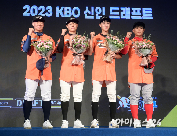 '2023 KBO 신인 드래프트'가 15일 오후 서울 소공동 웨스틴조선호텔 그랜드볼룸에서 열린 가운데 한화 이글스에 지명된 선수들이 기념촬영을 하고 있다. [사진=정소희 기자]