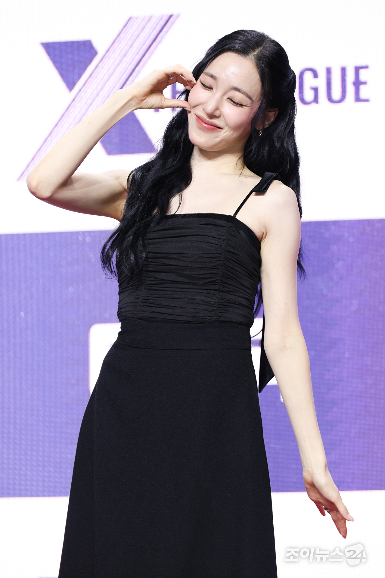 그룹 소녀시대 티파니영이 30일 오전 서울 마포구 상암동 큐브컨벤션센터에서 진행된 ENA 신규 예능프로그램 '엑스 더 리그(X THE LEAGUE)' 제작발표회에 참석해 포즈를 취하고 있다. [사진=문수지 기자]
