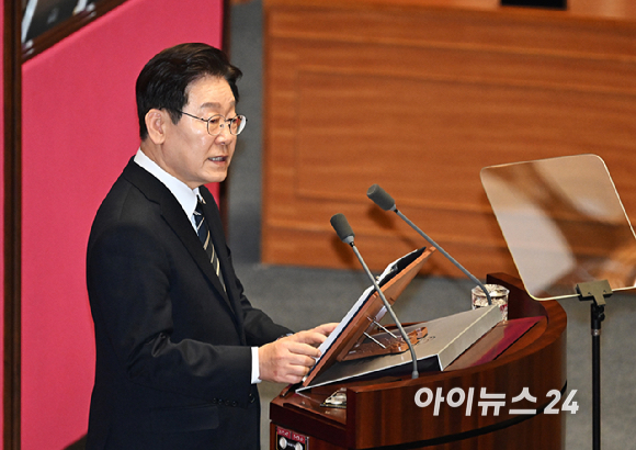 이재명 대통령이 2일 서울 여의도 국회 본회의장에서 중동 사태 대응 등을 위한 추가경정예산안에 대한 시정연설을 하고 있다. [사진=곽영래 기자]
