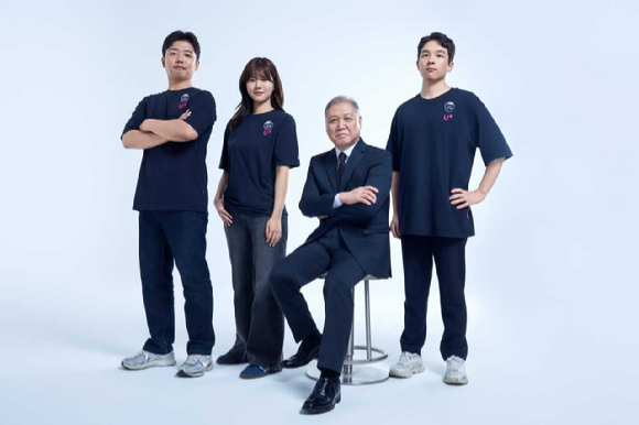 보안 앰배서더로 선정된 권일용 교수(오른쪽 두 번째)와 LG유플러스 직원들이 전국 매장에 부착될 포스터 촬영을 하는 모습. [사진=LGU+]