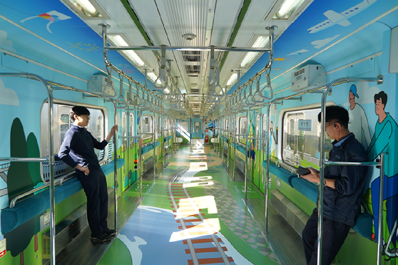 지하철 7호선에도 16일 출근길부터 열차 1개 편성 1칸을 의자 없이 시범 운행한다. [사진=서울교통공사]