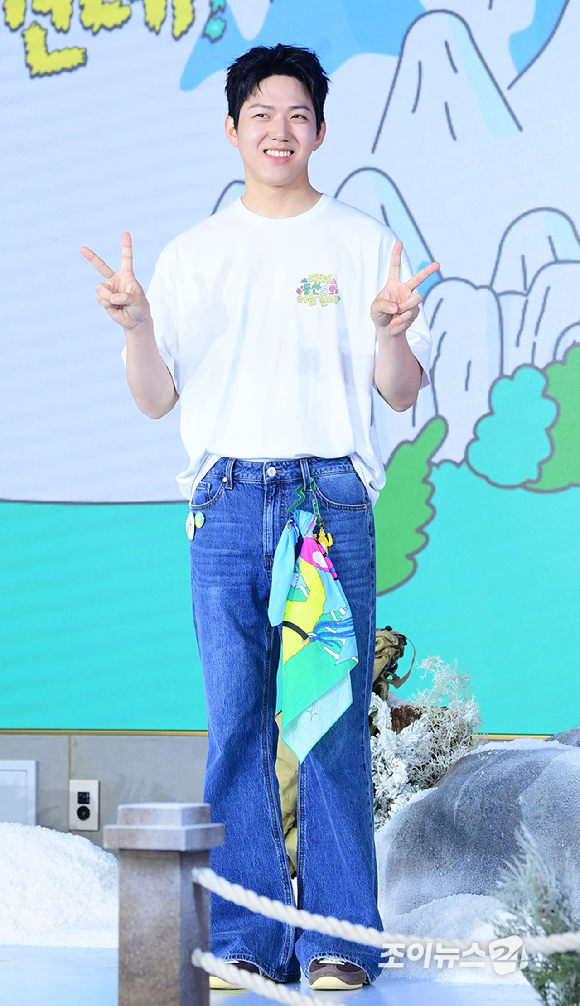 밴드 DAY6(데이식스) 도운이 12일 오전 서울 마포구 호텔 나루엠갤러리에서 열린 넷플릭스 예능 '대체 등산을 왜 하는 건데?' 제작발표회에 참석하고 있다. [사진=정소희 기자]
