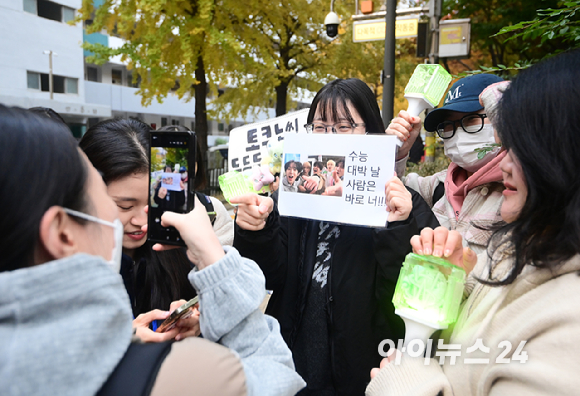 2026학년도 대학수학능력시험(수능) 일인 13일 서울 여의도여고(서울특별시교육청 13지구 제14시험장) 앞 수험생 김민채 씨를 친구들이 응원하고 있다. 이들은 그룹 NCT 팬 활동을 하며 친해진 사이라 전했다. [사진=정소희 기자]