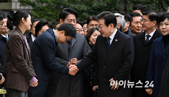 이재명 더불어민주당 대표가 25일 서울 서초구 중앙지방법원에서 열린 위증교사 혐의 사건 1심 선고공판에 출석하고 있다. [사진=사진공동취재단]