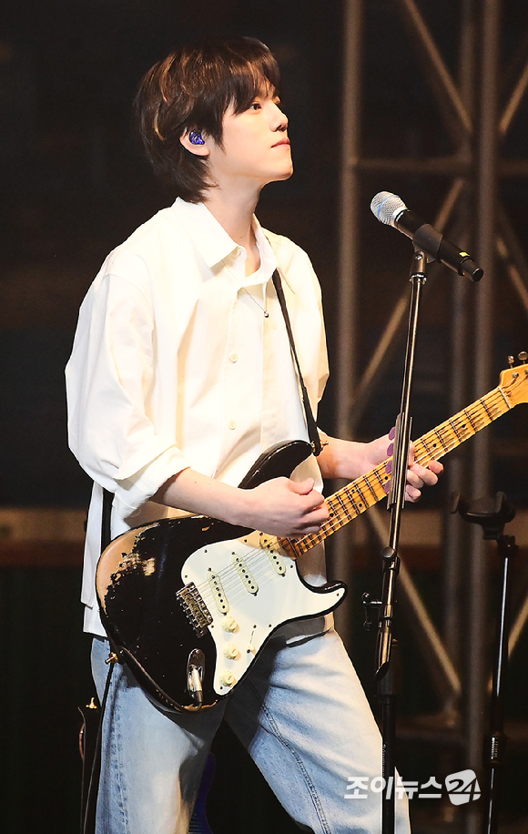 밴드 엔플라잉 차훈이 21일 오후 서울 송파구 잠실학생체육관에서 열린 '2026 JOY콘서트 - 보이스 오브 스프링(Voice of spring)'에서 멋진 무대를 선보이고 있다. [사진=정소희 기자]