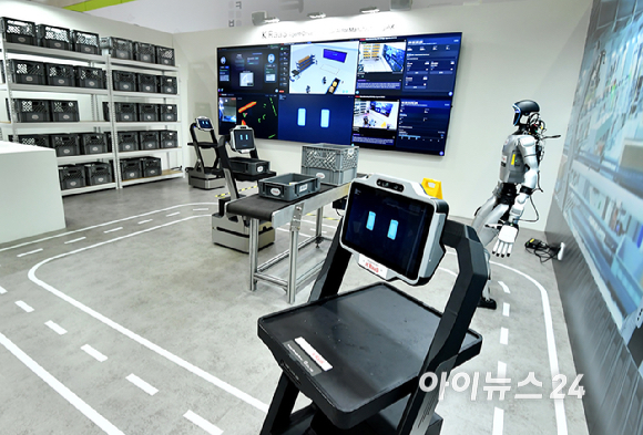 22일 서울 강남구 코엑스에서 열린 2026 월드IT쇼에서 KT부스에서 'K-RaaS'를 통한 산업 현장 피지컬 AI 시연을 하고 있다. [사진=곽영래 기자]