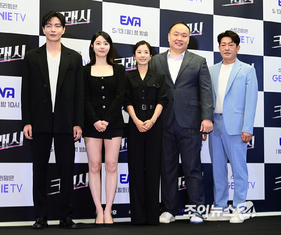 배우 이민기-문희-곽선영-이호철-허성태가 13일 오후 서울 마포구 상암동 스탠포드호텔에서 열린 ENA 새 월화드라마 '크래시'(연출 박준우, 극본 오수진) 제작발표회에 참석하고 있다. [사진=정소희 기자]